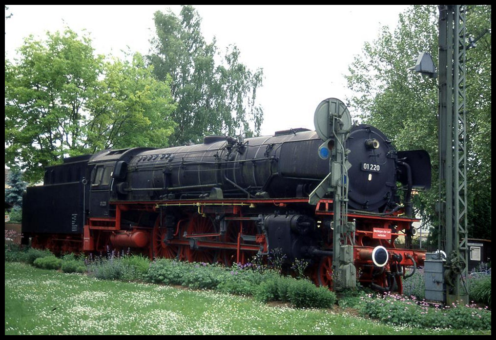 Schnellzug Dampflok 01220 am 31.5.2001 als Denkmal in Treuchtlingen, Altmühlstraße.