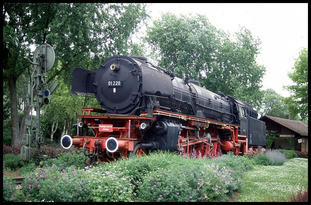 
Schnellzug Dampflok 01220 am 31.5.2001 als Denkmal in Treuchtlingen, Altmühlstraße.