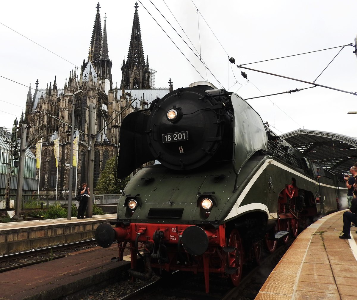 SCHNELLZUG-DAMPFLOK 18 201- EINE LEGENDE VOR DEM KÖLNER DOM....
Gleich 2  Schnupperfahrten  führten FEK-Köln und NOSTALGIEZUGREISEN am 17.6.2018
von DORTMUND über KÖLN nach KOBLENZ/RHEIN mit der legendären Zuglok 18 201 und
diversen historischen RHEINGOLD-WAGEN durch...
Die schnellste betriebsfähige Dampflok der Welt,ein Einzelstück mit ÖLFEUERUNG und
1.690 PS,muss man einfach mal  live  erlebt haben- hier bei der Rückfahrt am
Spätnachmittag beim Verlassen des Hauptbahnhofs vor der imposanten Kulisse
des altehrwürdigen Doms......Eine wirklich toll organisierte Fahrt*****
