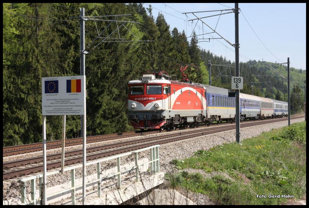 Schnellzug ISTER 473 nach Bukarest war am 22.5.2015 auf der von der europäischen Union geförderten Neubaustrecke mit Zuglok 477 888 - 8 bei Predeal unterwegs.