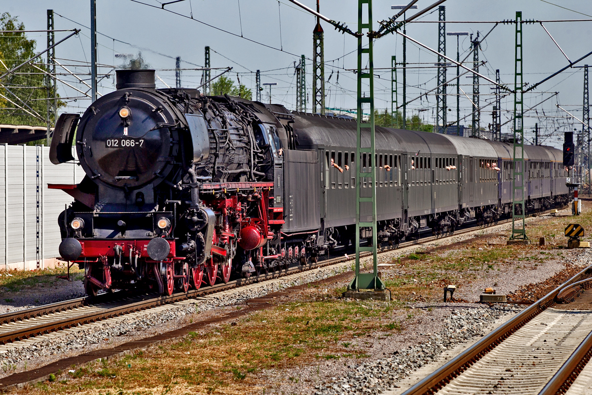 Schnellzugsdampflokomotive 01 2066 trifft mit dem SDZ 20858 im Offenburger Bahnhof ein.Bild vom 7.8.2015