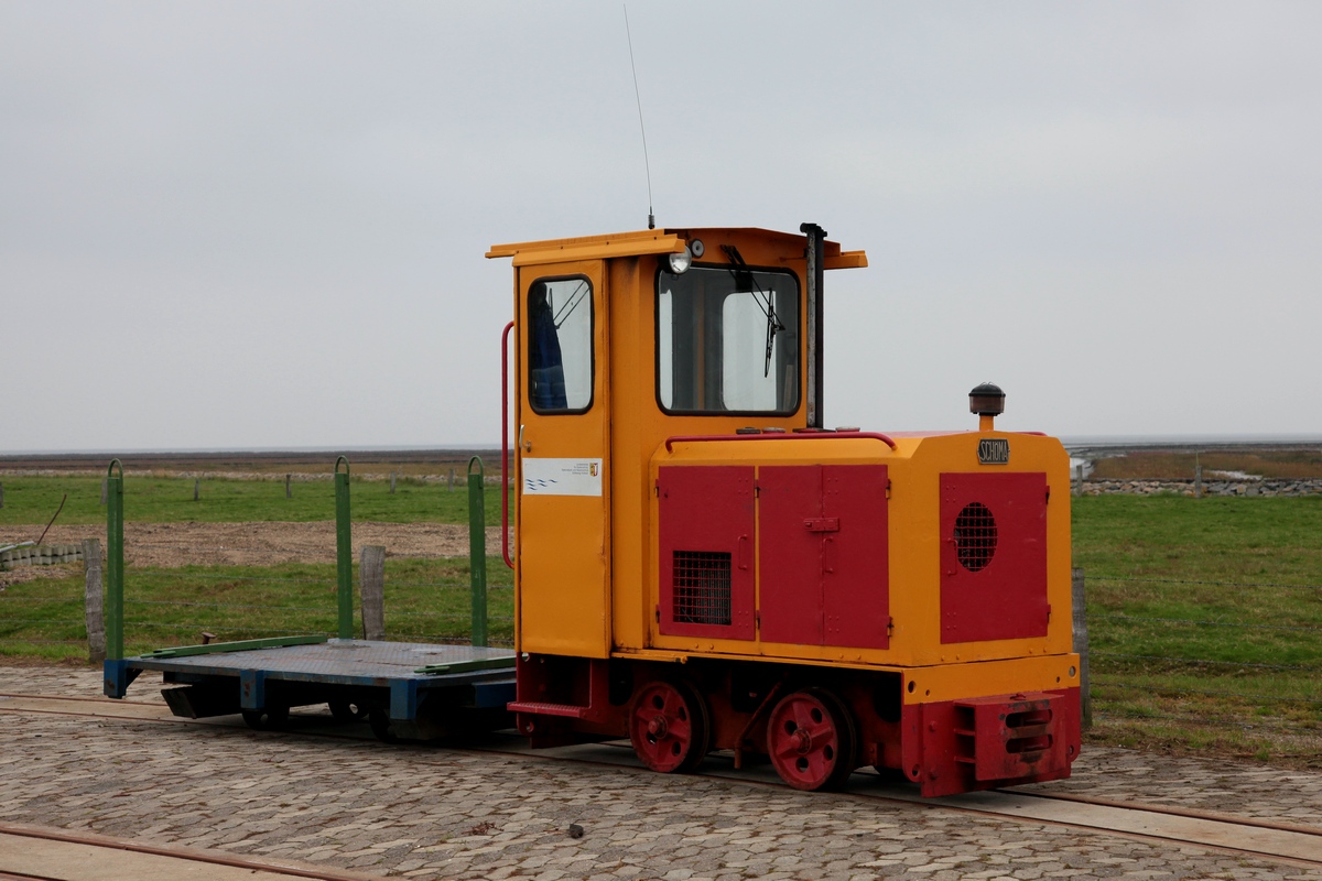 Schöma 5540, vom Küstenschutz, abgestellt mit einem Wagen vor der Neuwarft am 11.10.2013
