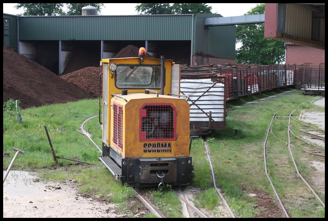 Schöma Feldbahn Lok 002 des Torfwerks Haskamp in Lohne hat am 30.5.2017 Mittagspause im Werksgelände!