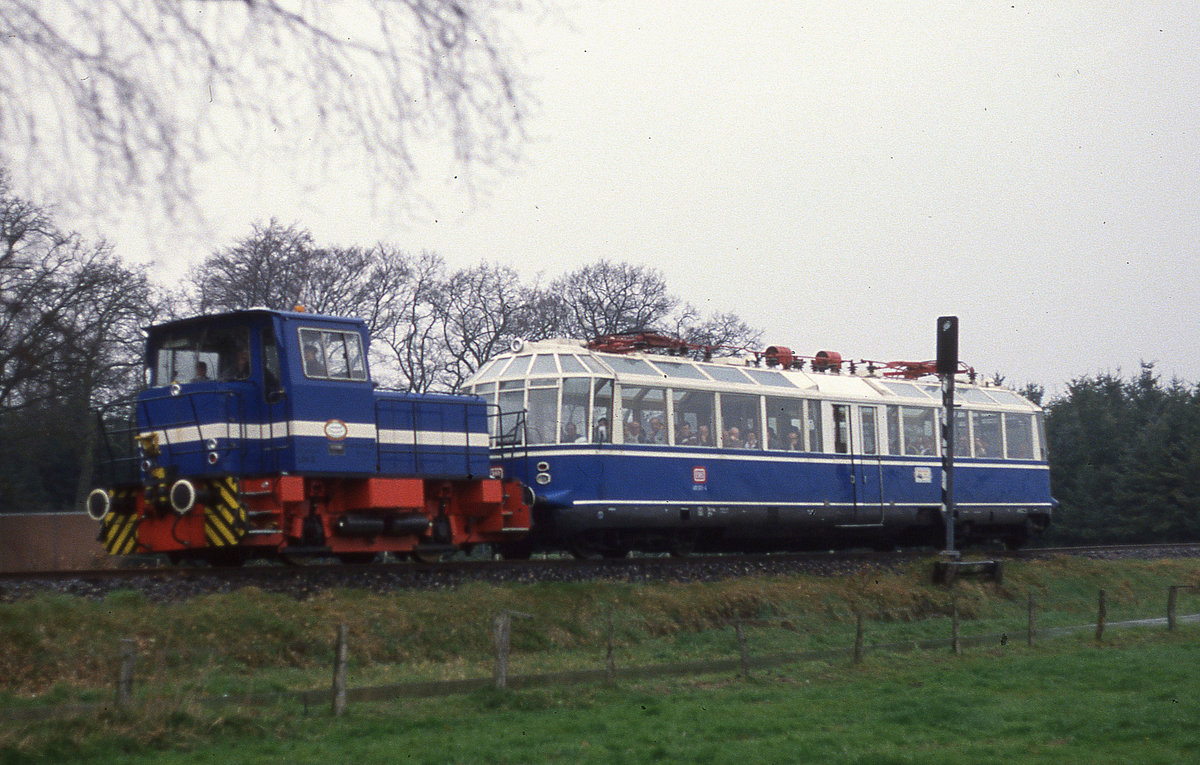 Schöma Lok DHE 9 hat hier am 14.4.1992 auf dem Weg nach Harpstedt bei Mackenstedt den Gläsernen Zug 491001 am Haken.