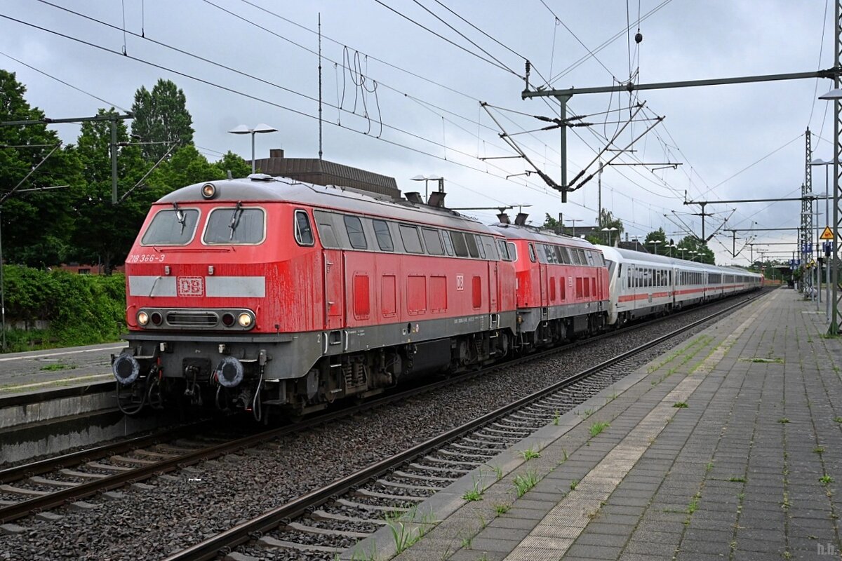 schön abgerockt:218 366-3 und 218 369-7 standen mit IC2310 nach westerland/sylt,in itzehoe,01.07.22