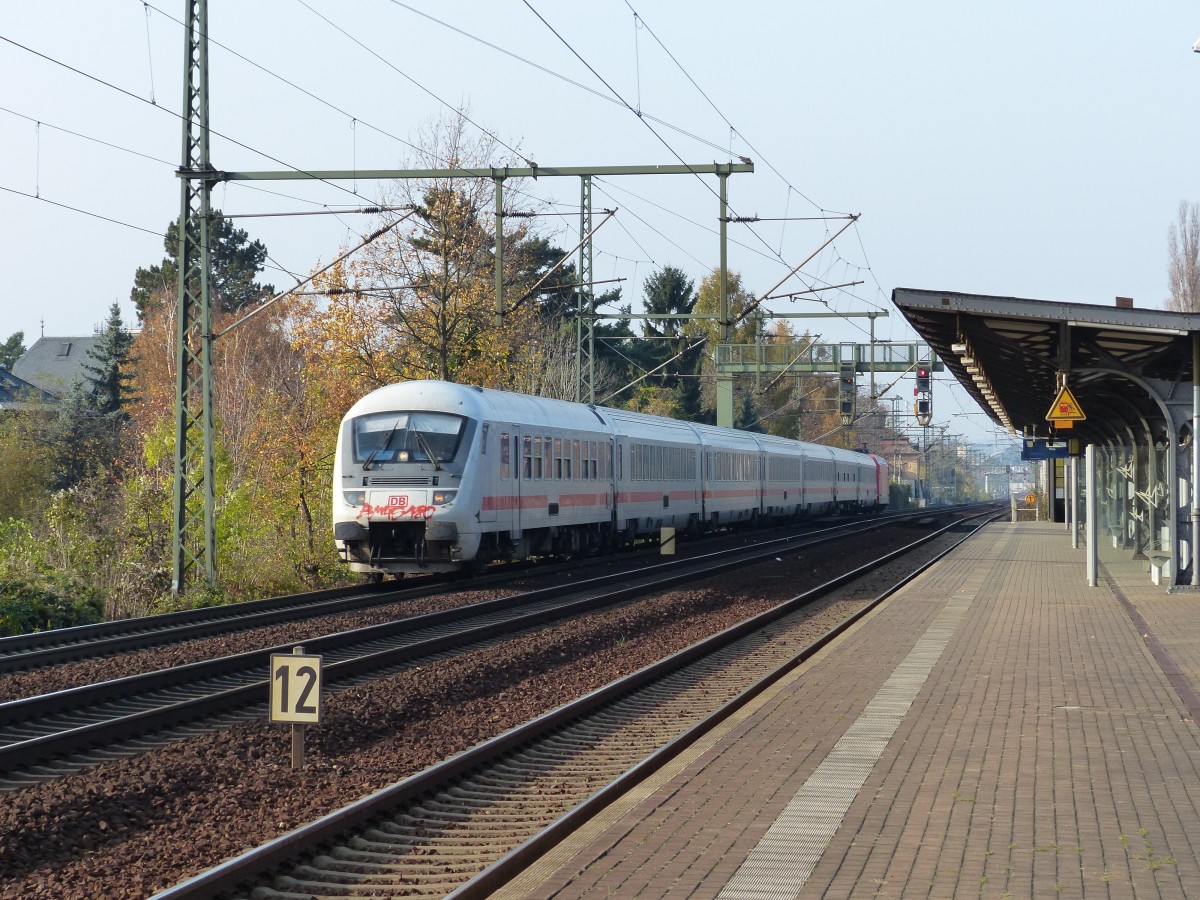  Schön  beschmiert und Steuerwagen vorraus fährt am 14.11.2014 dieser IC durch Dresden-Strehlen.