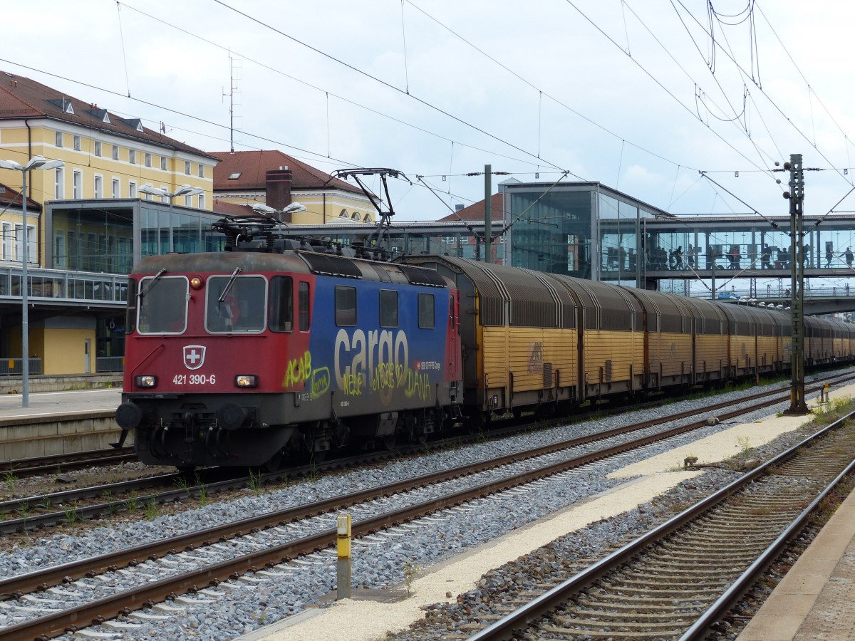  Schön  beschmiert zieht SBB-Chargo 421 390 einen Altmann Ganzzug durch Regensburg(Hbf.). 15.05.2014.