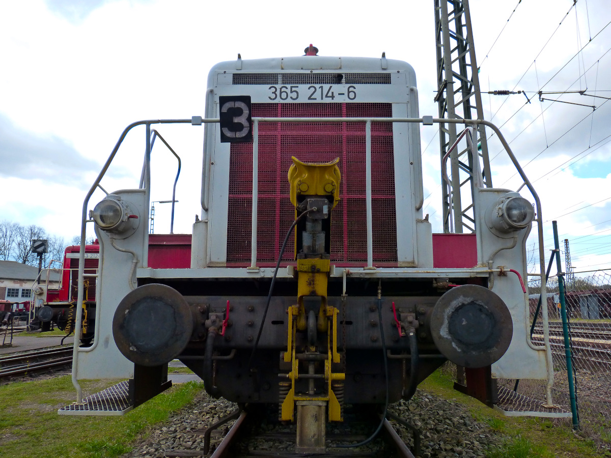 Schön breitmaulig wirkt 365 214-6 im Museum Nördlingen 12.04.2015