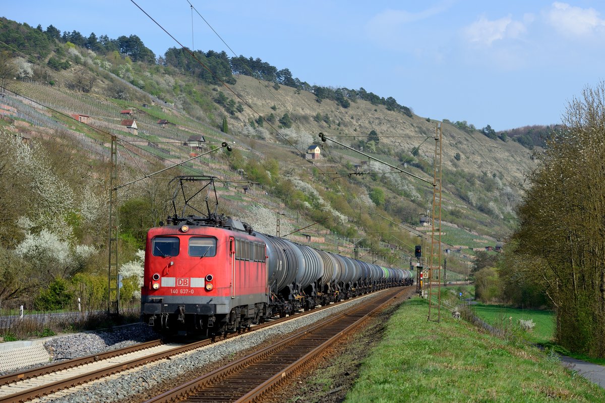Schön, dass sie immer noch fahren! Am 02.02.1966 wurde E 40 637 abgenommen und in Hagen Eckesey stationiert. 48 Jahre und zwei Monate später beförderte sie einen Kesselwagen-Ganzzug durch das frühlingshafte Maintal bei Gambach nordwärts.