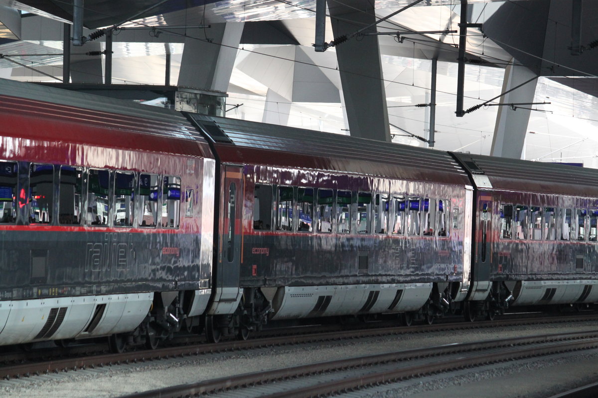 Schön geputzt sehen die Wagen des RJ 166 (Wien - Zürich) aus, die am 24.08.2016 in Wien Hauptbahnhof auf Fahrgäste warten.