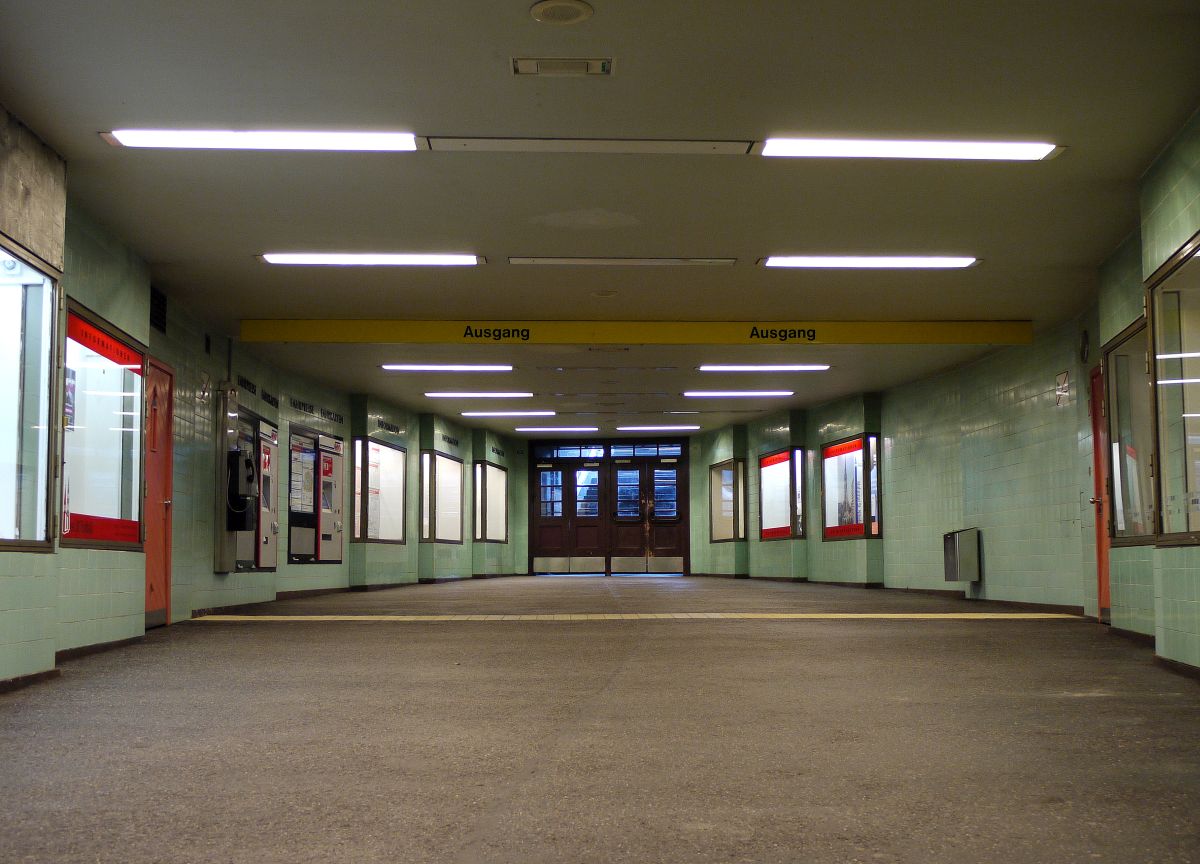 Schön gestaffelte Schalterhalle der Hamburger U-Bahnstation  Klosterstern . Erbaut in den 20er Jahren, 60 Jahre später rekonstruiert. 9.3.2014