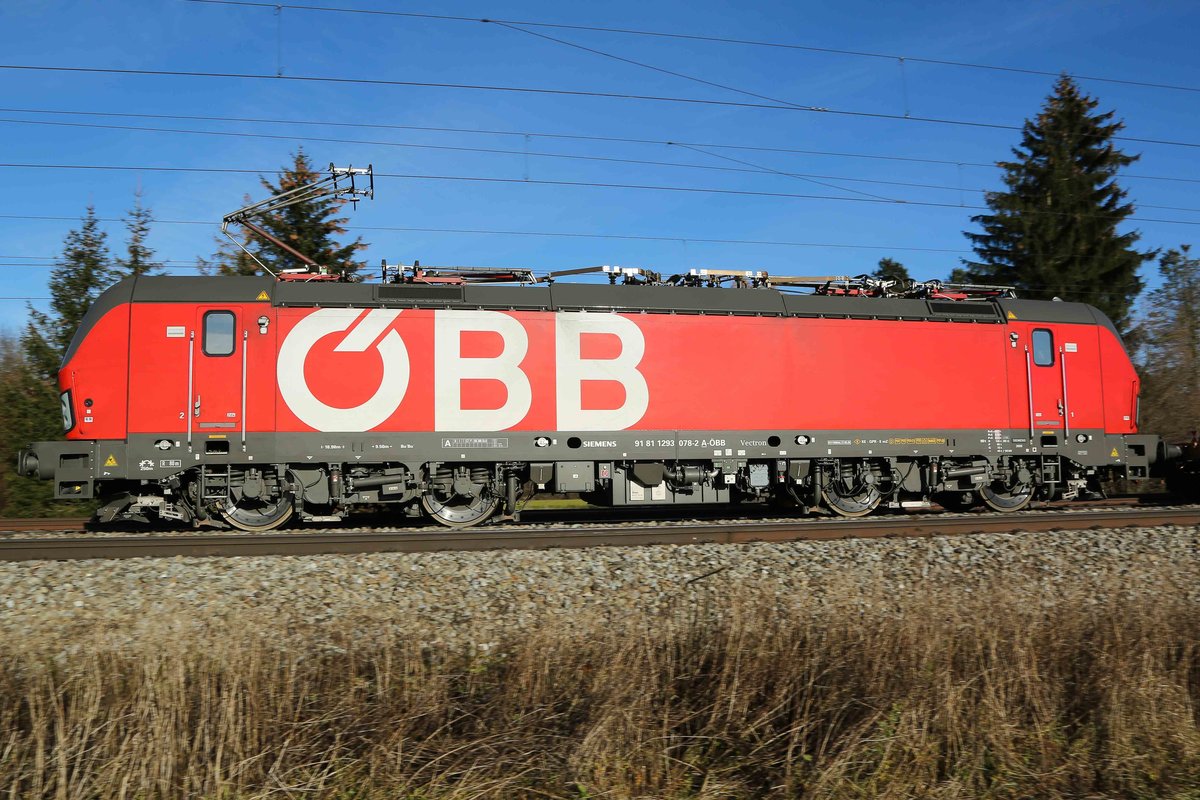 Schön die grossen Buchstaben der ÖBB auf der neuen Vectron Lok. 14.12.2020 bei Zorneding.