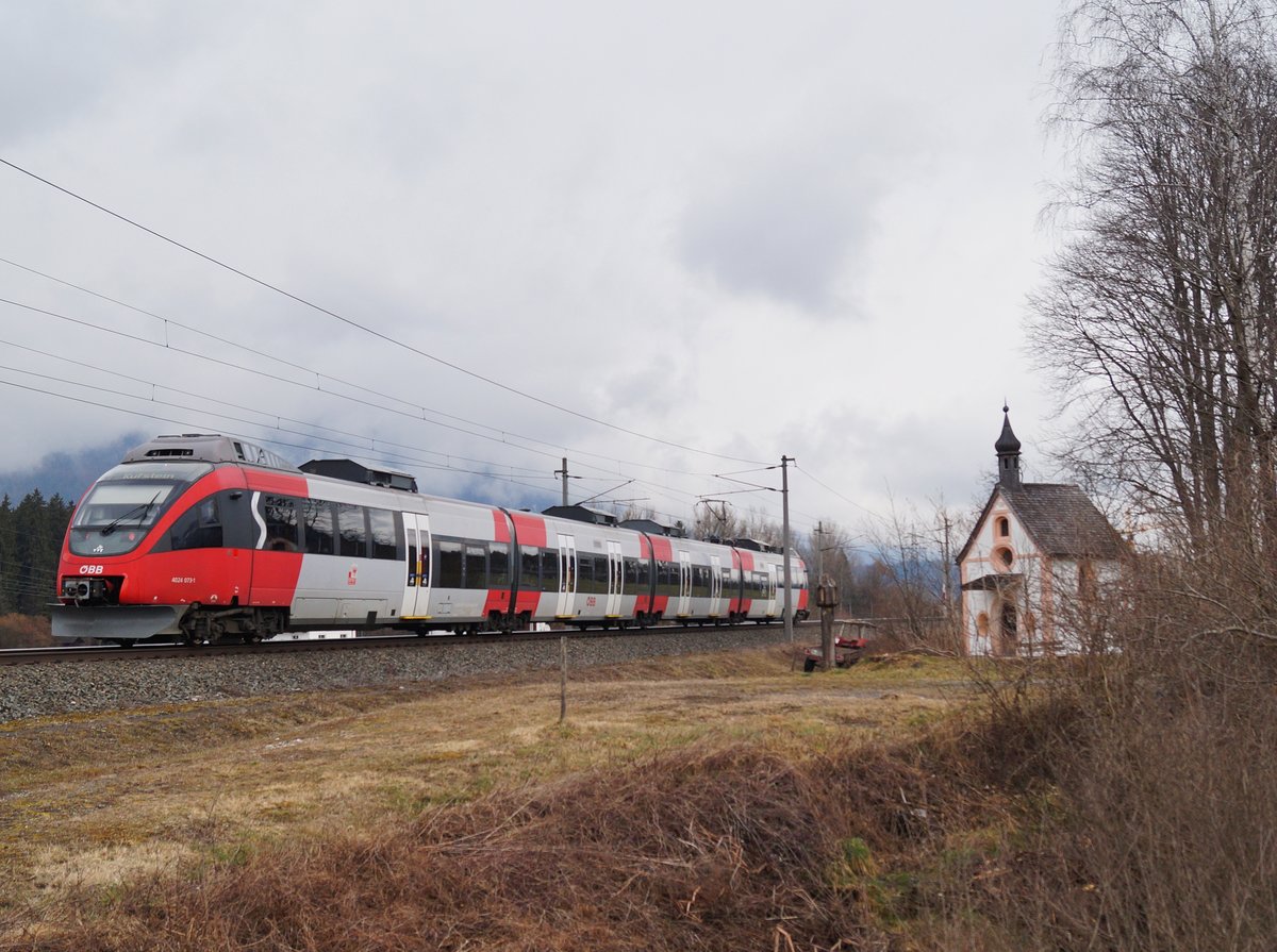 Schön langsam erhalten immer mehr ÖBB-Talenttriebzüge das neue Cityjet-Design. Davon noch unbetroffen ist der 4024.073, der am 07. März dieses Jahres als S 5109 auf dem Weg von Telfs-Pfaffenhofen nach Kufstein war und dabei bei Brixlegg festgehalten werden konnte. Dabei zeigte er sich im bekannten Schrägdesign mit S-Bahn-Logo und  Tirol - Unser Land -Aufklebern.
