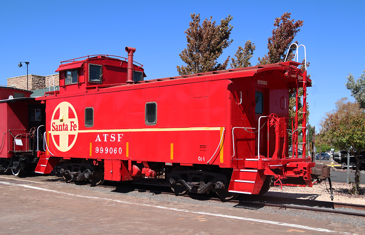 Schön restaurierter Caboose (Güterzugbegleitwagen) im Bahnhof Williams. Williams, AZ, 17.9.2022
