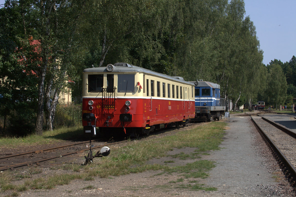 schön restaurierter TW der Baureihe M 262 in Luzna u Rakovnika. 26.08.2017 13:32 Uhr.