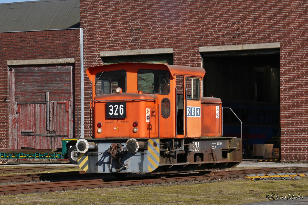 Schön zu erleben, das nicht alles was mit der wegbrechenden Zechen-Industrie zu tun hat, dem Schweiß-Brenner zum Opfer fällt. 
Die RBH-Lok 326, eine Henschel DHG160B aus dem Jahre 1965, stand schon auf einen Schrottgleis mit anderen RAG/RBH-Loks, vorgesehen zu einer letzten Fahrt in Richtung Opladen zu einem Verwerter. Durch privates Engagement blieb ihr diese Schicksal erspart und fand jetzt eine neue Heimat bei der HEG (Historische Eisenbahn Gelsenkirchen).
Es war toll und schön den Transport von einem Unterstand, wo sie sich seit ihren Abtransport von ihrem letzten Standort dem Bergwerk Auguste-Viktoria, kurzfristig untergestellt war, zu ihrem neuen  Zuhause  im BW Gelsenkirchen-Bismarck in der Halle der HEG begleiten zu dürfen. 
Absolute Hochachtung vor der Leistung aller Beteiligten, dieses Industrie-Denkmal der deutschen Bergbau-Industrie vor dem Hochofen zu retten und eine neue Zukunft zu bieten.
Alle Bilder vom Transport gibt es unter : http://kdmfoto.de/index.php/industrie/eisenbahn/historische-eisenbahn-gelsenkirchen-heg/rbh-326-transport-zur-heg-15-2-17
