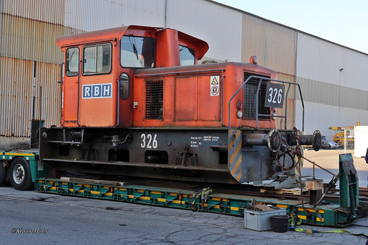 Schön zu erleben, das nicht alles was mit der wegbrechenden Zechen-Industrie zu tun hat, dem Schweiß-Brenner zum Opfer fällt. 
Die RBH-Lok 326, eine Henschel DHG160B aus dem Jahre 1965, stand schon auf einen Schrottgleis mit anderen RAG/RBH-Loks, vorgesehen zu einer letzten Fahrt in Richtung Opladen zu einem Verwerter. Durch privates Engagement blieb ihr diese Schicksal erspart und fand jetzt eine neue Heimat bei der HEG (Historische Eisenbahn Gelsenkirchen).
Es war toll und schön den Transport von einem Unterstand, wo sie sich seit ihren Abtransport von ihrem letzten Standort dem Bergwerk Auguste-Viktoria, kurzfristig untergestellt war, zu ihrem neuen  Zuhause  im BW Gelsenkirchen-Bismarck in der Halle der HEG begleiten zu dürfen. 
Absolute Hochachtung vor der Leistung aller Beteiligten, dieses Industrie-Denkmal der deutschen Bergbau-Industrie vor dem Hochofen zu retten und eine neue Zukunft zu bieten.
Alle Bilder vom Transport gibt es unter : http://kdmfoto.de/index.php/industrie/eisenbahn/historische-eisenbahn-gelsenkirchen-heg/rbh-326-transport-zur-heg-15-2-17
