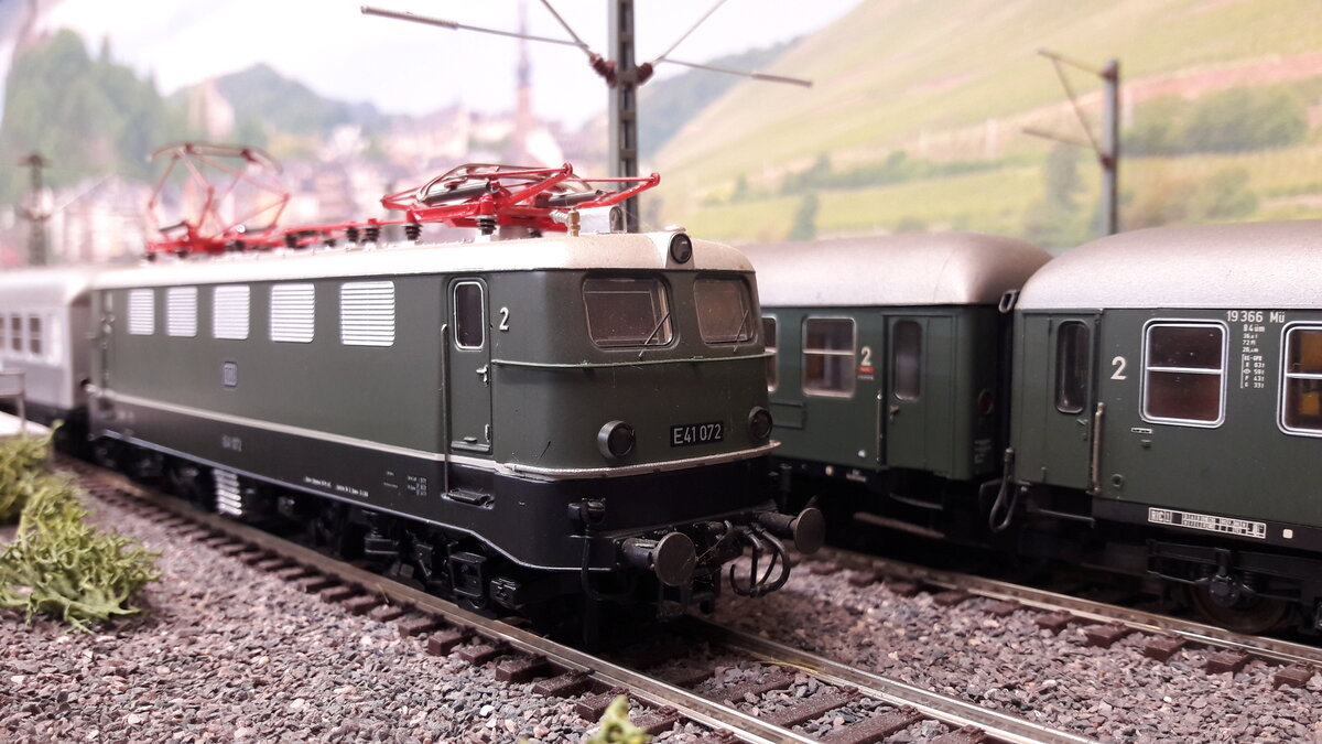 schöne alte Zeit, E41 004 wartet auf Ausfahrt in Harrstadt Hauptbahnhof , Modell Roco 43637