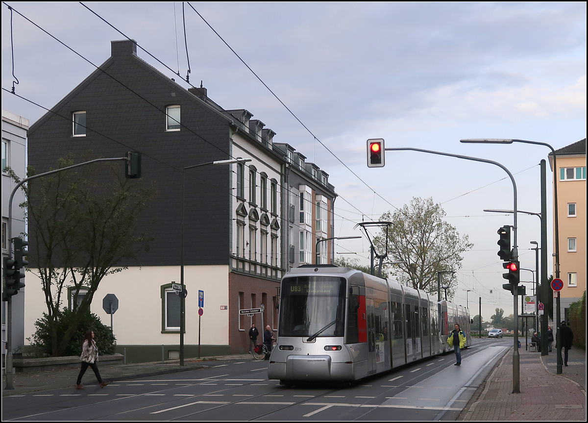 Schöne Aussicht -

Das westliche Ende der Benrather Schloßallee liegt nahe am Rhein. Die Haltestelle an dieser Stelle, hier mit einem Zug der Linie U83, hat den Namen 'Schöne Aussicht.'

14.10.2019 (M)