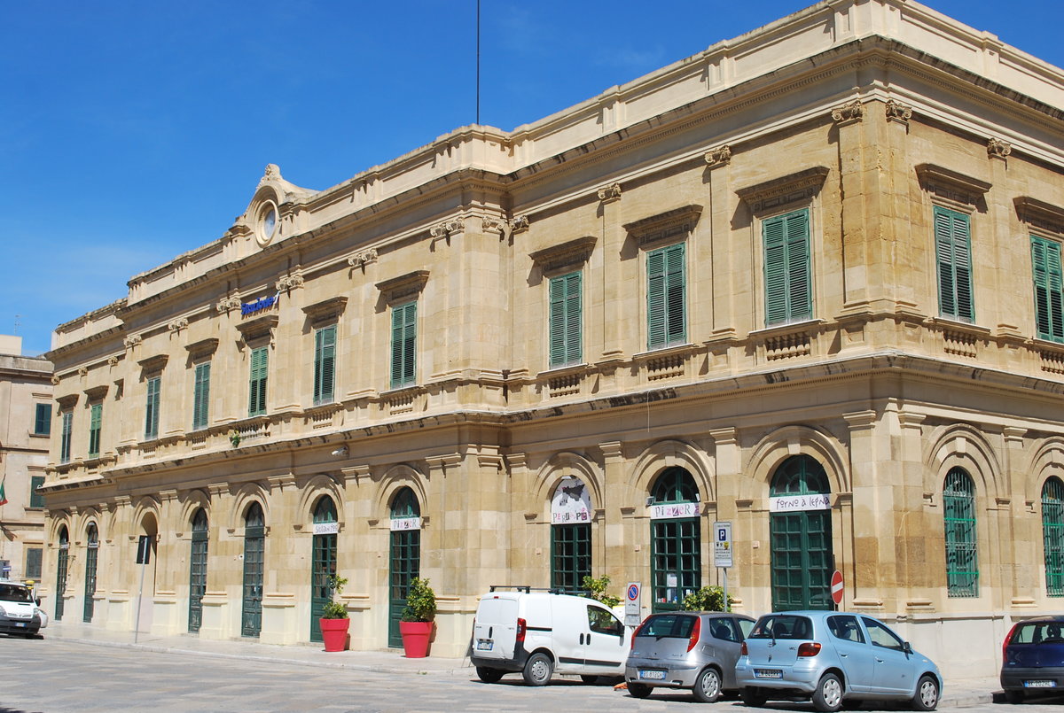 Schöne Fassade des prächtigen Bahnhofsgebäudes von Trapani in Sizilien am 29. März 2016.