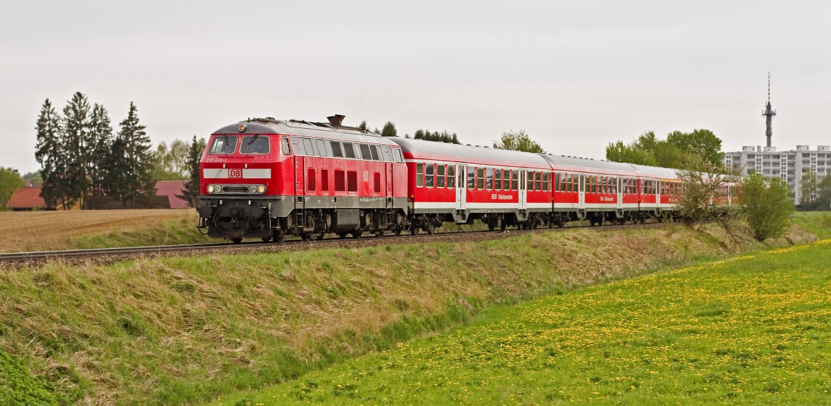 Schöne klassische RB-Ganitur mit 218.466 und umgebauten Silberlingen, verlässt am Abend des 30. April 2015 Markt Schwaben in östliche Richtung