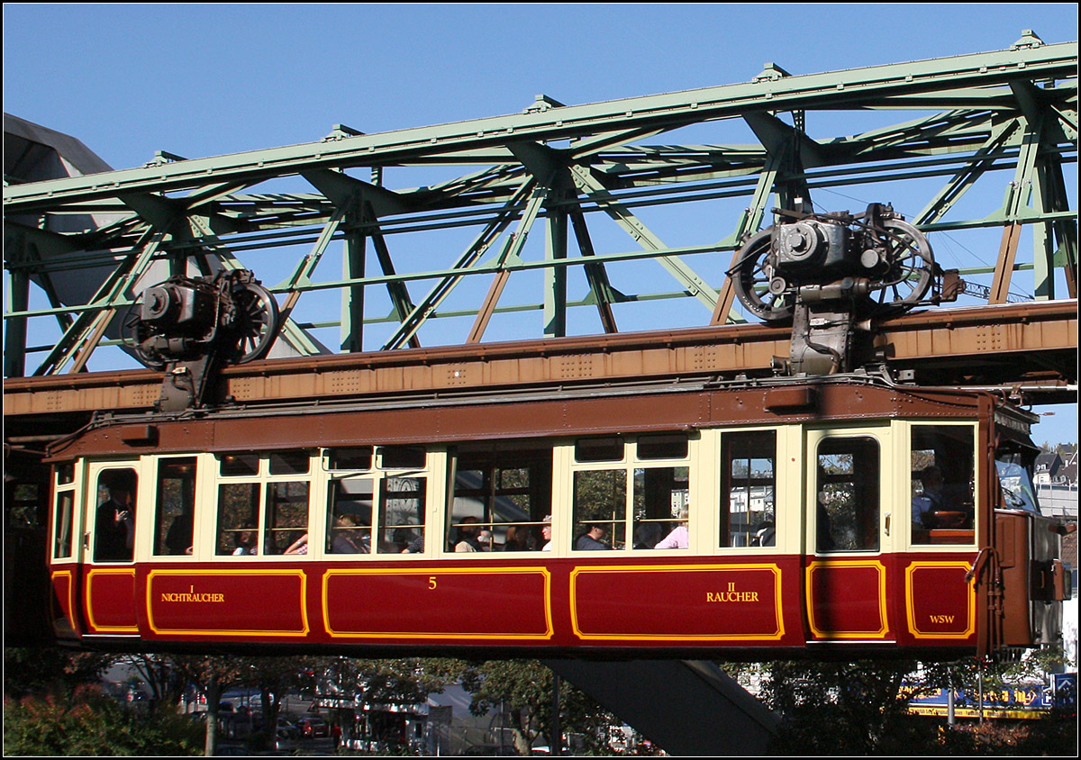 Schöne Räder - schöne Bahn -

Vordere Hälfte des Kaiserwagen mit den Speichenrädern. Optisch macht das Fahrzeug von 1900 schon was her.

04.10.2014 (M)