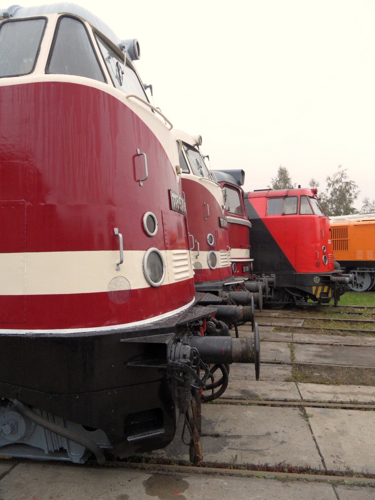Schne Rundungen vor dem Lokschuppen im Bw Weimar
zum DR-Dieselloktreffen, 12.10.2013