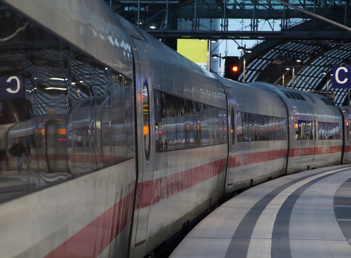 Schöne Rundungen -
...zeigt Tz 101  Gießen  als ICE 693 (Berlin Ostbahnhof - München Hbf).

Berlin Hbf, 14. Dezember 2016