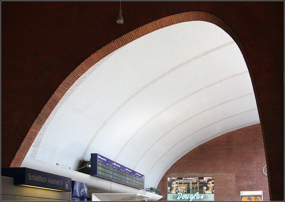 Schöne Schalenkonstruktion -

Schalenförmiges Dach über dem Empfangsgebäude des Kölner Hauptbahnhofes. Eröffnung war 1957, Architekten: Schmitt und Schneider. Ein schönes Beispiel der Architektur der 1950iger Jahre.

02.10.2014 (M)

