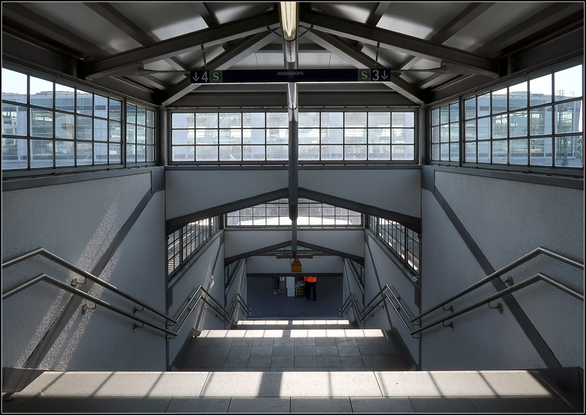 Schöner Abgang zum Bahnsteig -

Blick in einen der Treppenabgänge der wiederaufgebauten Fußgängerbrücke am Bahnhof Berlin-Ostkreuz.

21.08.2019 (M)