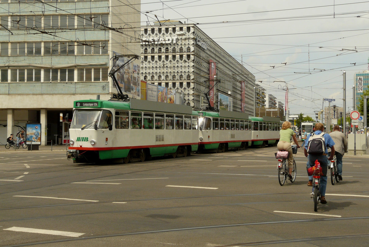 Schöner geht's kaum mit der Umweltfreundlichkeit: Kein Auto weit uns breit - Straßenbahn und Radfahrer bestimmen das Straßenbild an diesem 20. Juni 2008 auf der Fritz-Reuter-Allee in Magdeburg. Der Tatra-Zug wird von Tw 1264 angeführt.