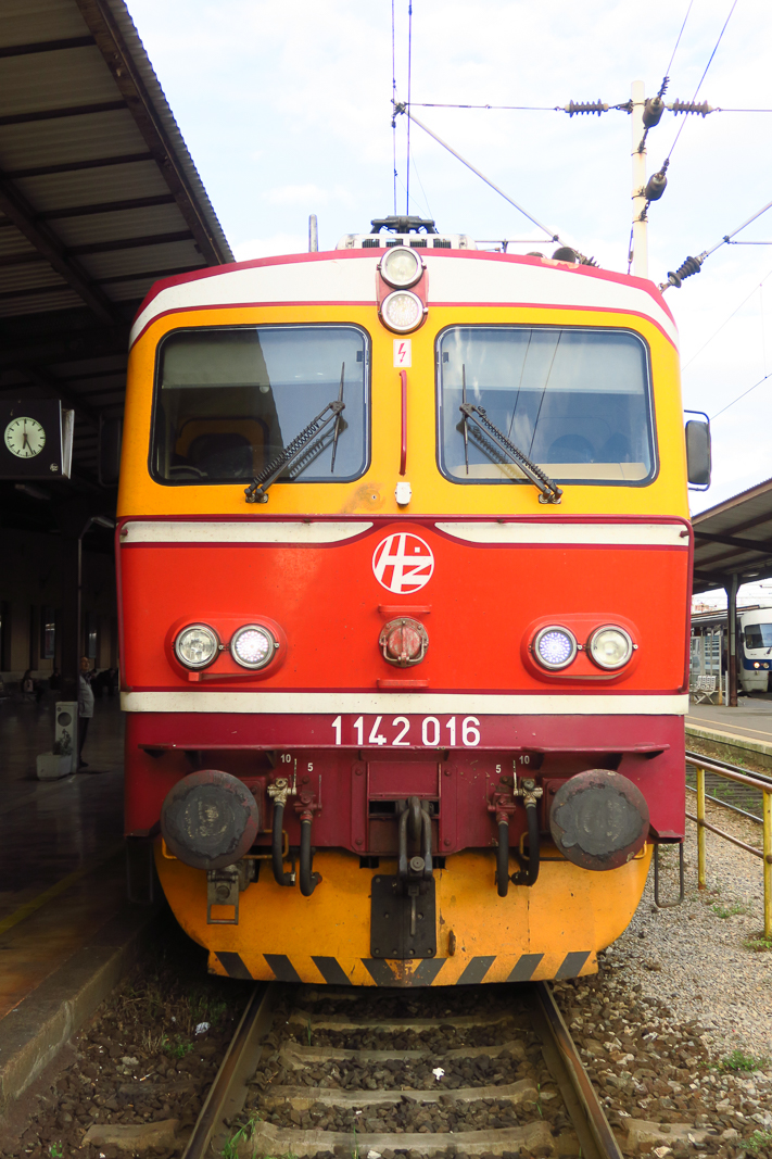 Schönes Front Foto am Bahnsteig von Zagreb. 1 142 016 am 13 Mai 2016. Bild ist vom Fussgängerübergang aus aufgenommen. 