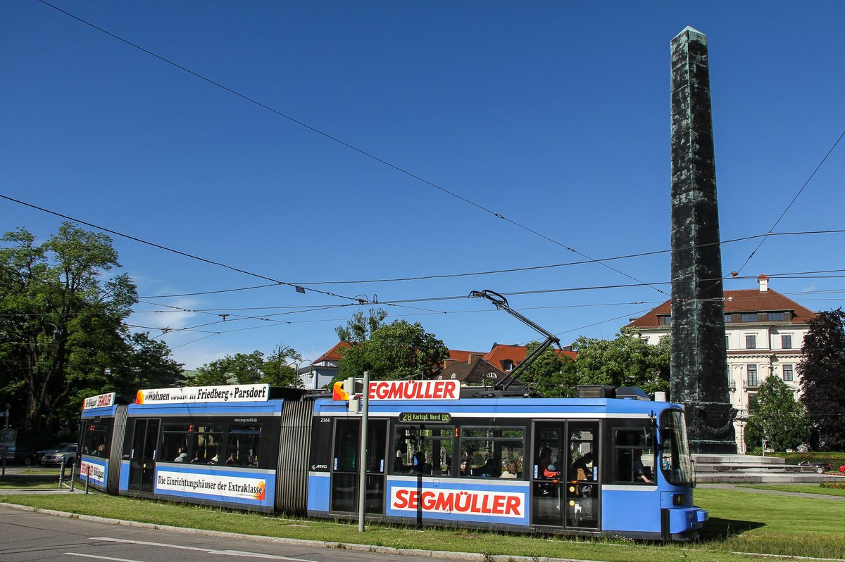 Schönes Licht am 17.06.2016 am Münchner Karolinenplatz.