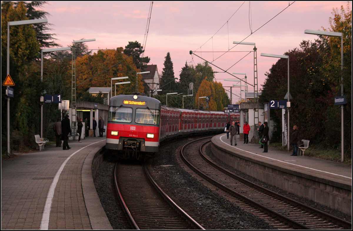 Schönes Licht kann banalen S-Bahnhalt aufwerten -

Schon historisch ist diese Aufnahme der ungestalteten S-Bahnstation Rommelshausen im Morgenlicht. Der Langzug auf der S2 nach Schorndorf wird noch aus drei Zügen der Baureihe 420 gebildet.

27.10.2010 (M)


