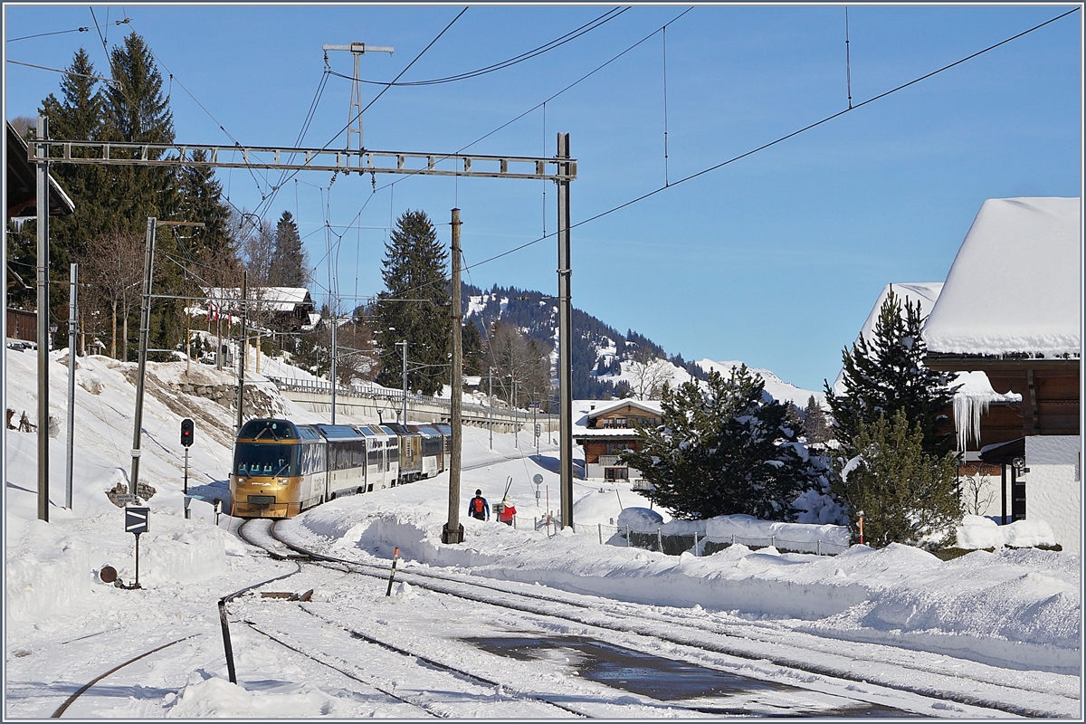Schönried, und seine herrlich krummen Holzmaste - doch wie das Bild zeigt, können auch Stahlmaste ziemlich krumm stehen...
Der IR 2119  GoldenPass MOB Panoramic  Zweisimmen - Montreux erreicht den Bahnhof Schönried.

6. Feb. 2019