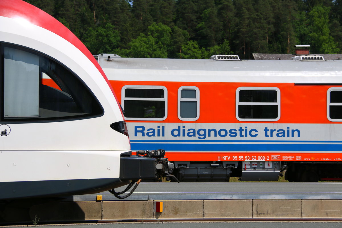 Schon 2015 wurde der  NEUE  Ultraschallmesswagen in Ungarn gebaut. 
Erst gestern verirrte er sich ins Netz der GKB. 
Die jährlichen Messfahrten wurden bis dato vom bekannten Triebwagen der MAV durchgeführt. 
Der  Rail Diagnostic Train  am 31. Mai 2017 in Wies EIbiswald 