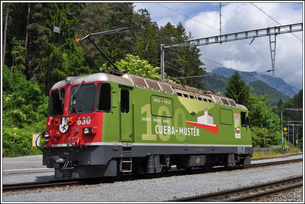 Schon 500m weiter in Trin ist Ende Fahrt für die Jubiläumslok. Wegen Rauchentwicklung im Maschinenraum wird sie vom Glacier Express 905 abgekoppelt. Dieser setzt seine Fahrt am Schluss des nachfolgenden RegionalExpress fort. (28.05.2014)