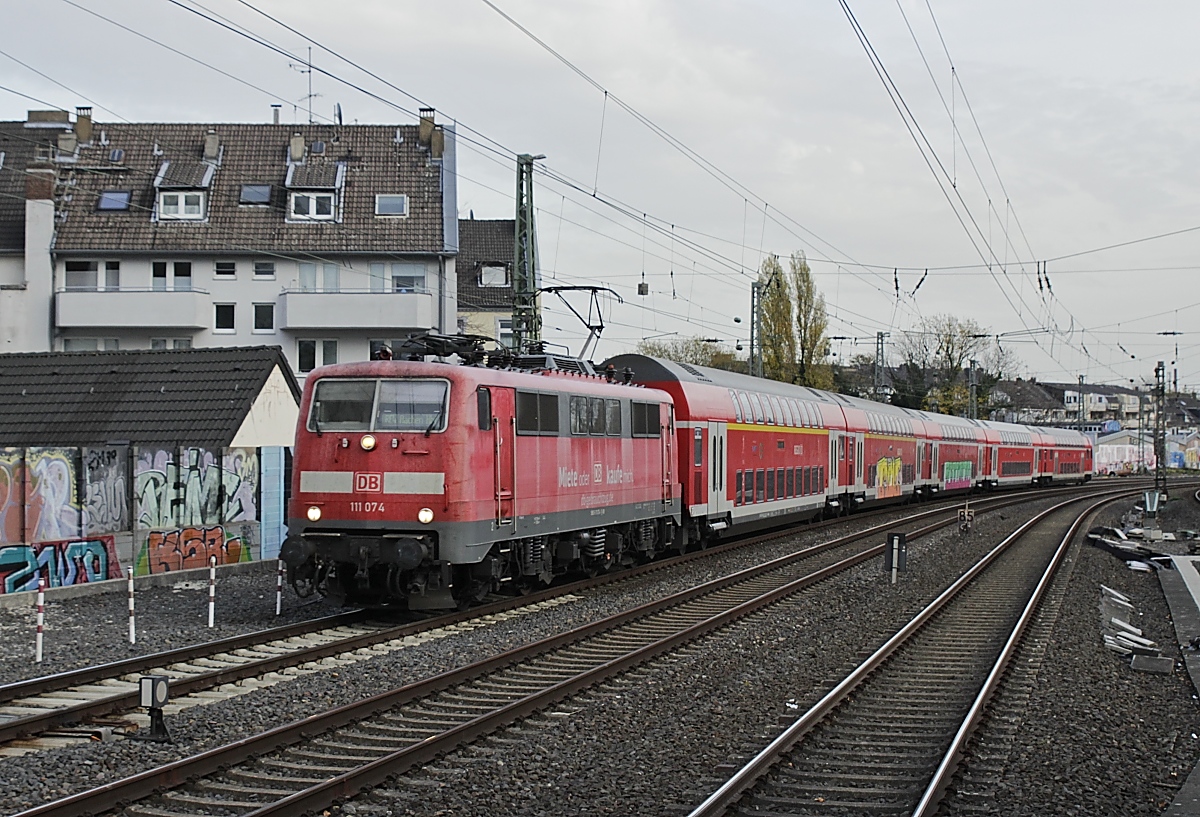 Schon am 08.11.2020 warb die 111 074 mit dem Slogan  Miete oder kaufe mich  um Interessenten, wie auf der Aufnahme, die am S-Bahnhof Völklinger Straße in Düsseldorf entstand, zu sehen ist. Vielleicht ist ihr aktuelles Äußeres erfolgversprechender als das damalige Outfit...