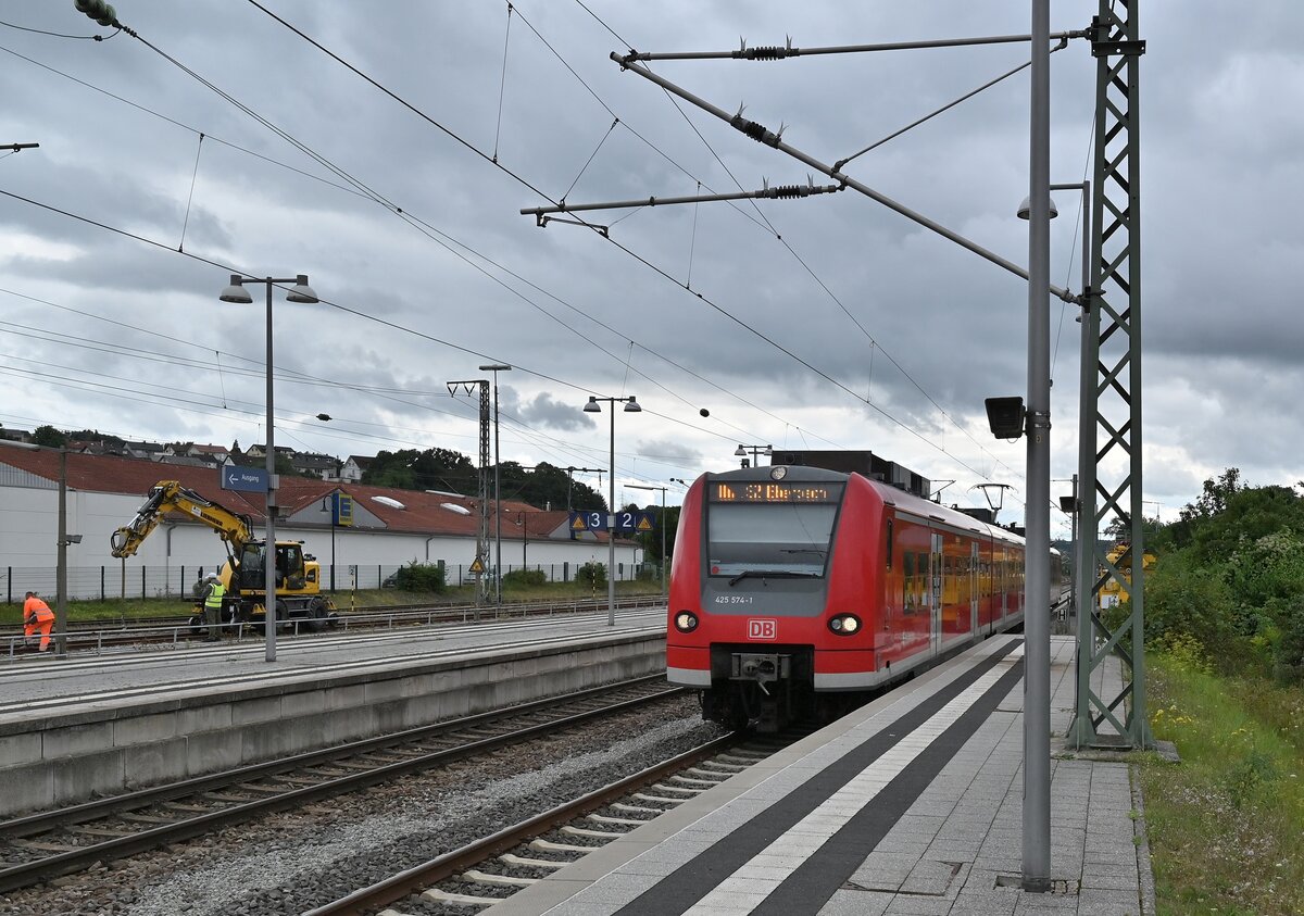 Schon bei der Einfahrt ist der Zugzielanzeiger auf S2 Eberbach umgestellt.
Osterburken den 18.8.2021
