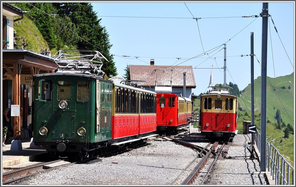 Schon drei Zge befinden sich in der Station Schynige Platte und ich sitze im vierten Zug. (06.07.2013)