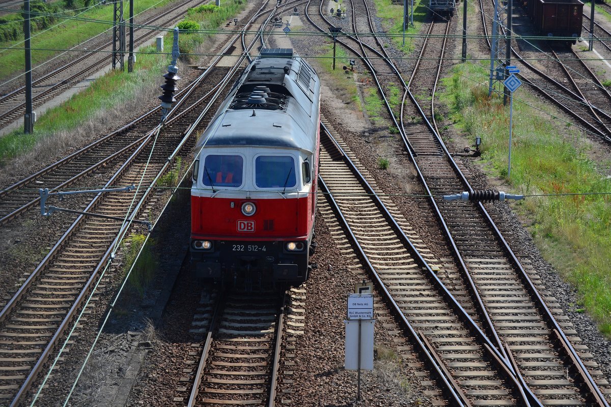 Schon in Elstal Bahnhof angekommen brummt auch schon die 232 512 in rot weiß durch den Bahnhof gen Priort.

Elstal 31.07.2017