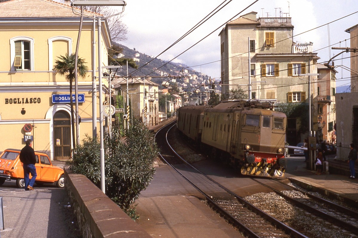 Schon etwas heruntergekommen: Die E424 124 mit treno regionale im Mai 1986 in Bogliasco zwischen Genua und La Spezia.