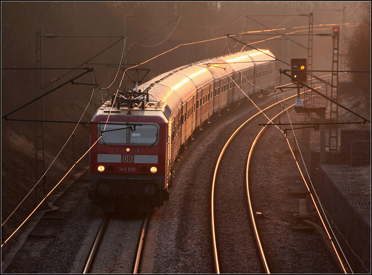 Schon etwas in die Jahre gekommen -

das Wagenmaterial auf der Remsbahn. Ein RE Aalen-Stuttgart bei Kernen-Rommelshausen.

13.03.2015 (M)