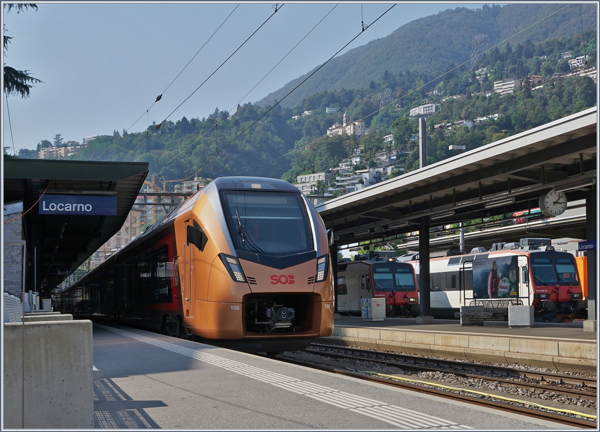 Schon fast ein Bild aus der Zukunft: Ein SOB  Traverso  wartet in Locarno auf die Abfahrt. Ab dem nächsten Fahrplanwechsel (bzw. Anfang April 2021) verkehren (wieder) stündlich direkte Züge von Locarno nach Basel bzw. alternierend nach Zürich über die Gotthard Panorama Strecke via Airolo und Göschenen, die jedoch nicht mehr wie früher mit SBB Re 4/4 II und Komposition, sondern mit SOB RABe 526  TRAVERSO  gefahren werden.

Im Bild der SOB RABe 526 206-8 (UIC 94 85 7 526 206-8 CH-SOB) auf einer Testfahrt in Locarno.

15. Sept. 2020