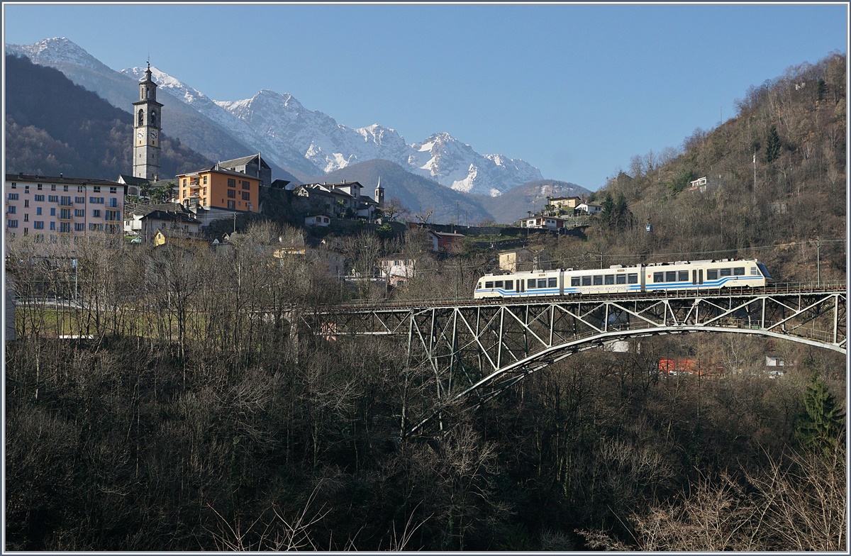 Schon fast ein Klassiker: Ein FAR ABe 4/8 Centovalli-Express auf der Isorno Brücke bei Intragna.
16. März 2017