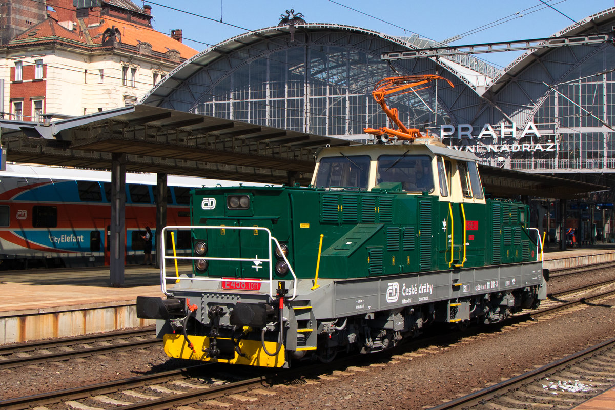 Schon interessant, was da für Schätze in Prag herumfahren. Hier E 458.1011 (111 011-3) in Praha hl.n. Die Aufnahme stammt vom 19. April 2019. 