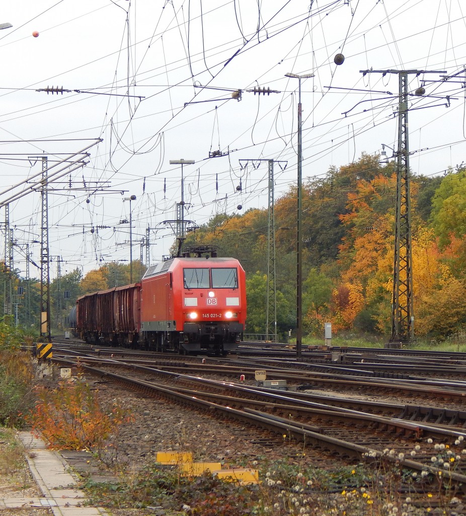 Schon kurz nach der Ankunft in Gremberg wurden wir freundlich von einem Lokfüher auf der 145 021-2 begrüßt. Gruß zurück an den Tf.

Gremberg 24.10.2015