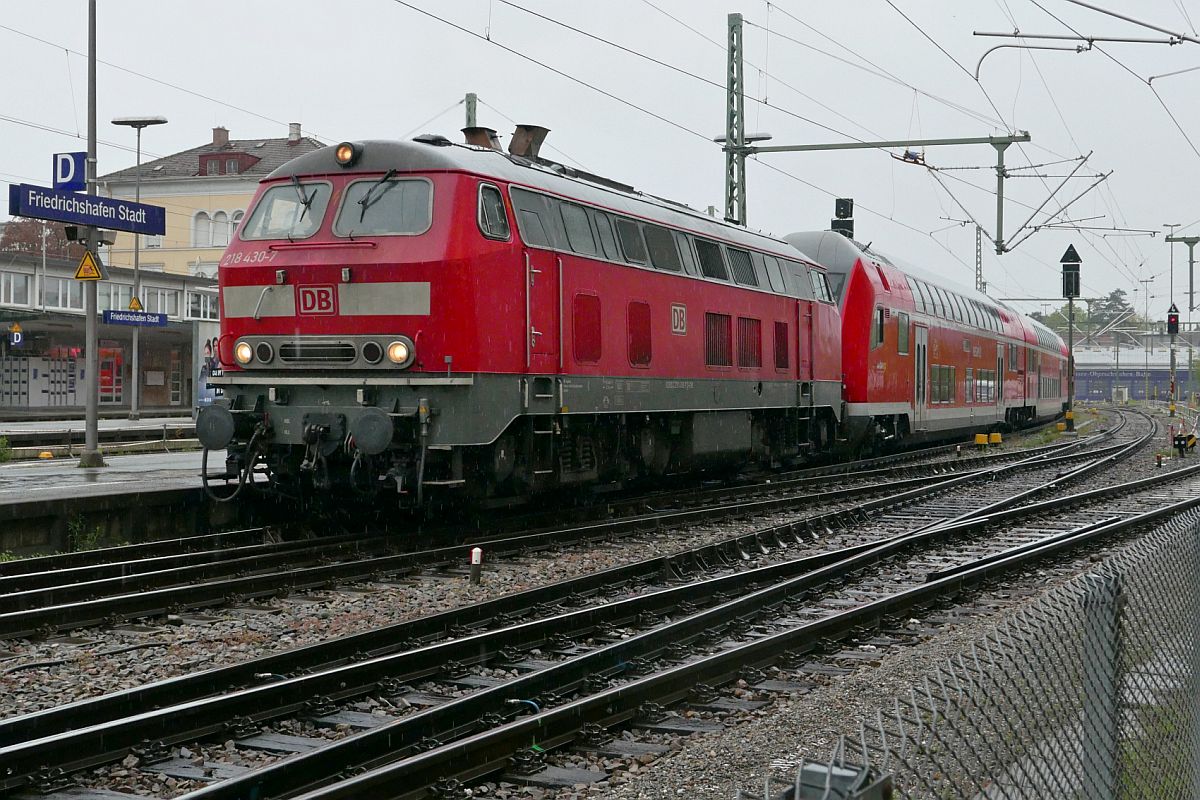 Schon länger nicht mehr gesehen - Anstatt die Wagen des RE 5 / RE 4228, Lindau-Insel - Stuttgart, nach Ulm zu schieben zieht 218 430-7 diese am 06.05.2021 aus dem Bahnhof von Friedrichshafen.