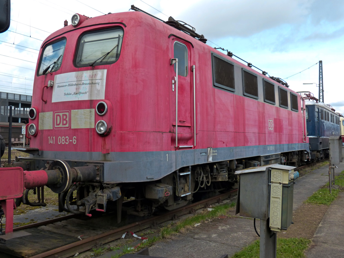 Schon lange aus dem aktiven Dienst ausgeschieden und schon mit leichten Verfallserscheinungen der Knallfrosch 141 083-6 im Museum Nördlingen 12.04.2015