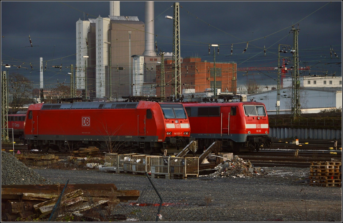 Schon lange bevor das Chaoswetter zuschlug, sieht es am Betriebswerk in Frankfurt schon chaotisch aus. So darf das Bild ganauso unaufgeräumt im rechten Licht stehen... Januar 2015.